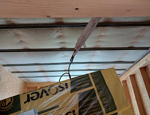 Zateplení stropu dřevostavby pomocí foukané izolace